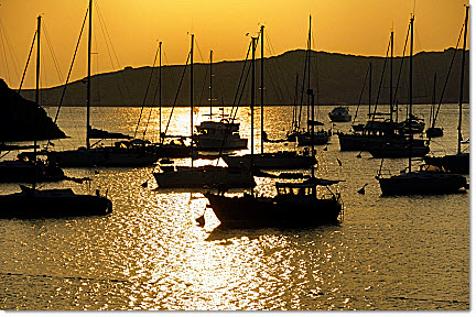 Make life on the hook more tolerable in open, exposed anchorages. Read on to discover five easy sailing tips you might use aboard your small sailboat.